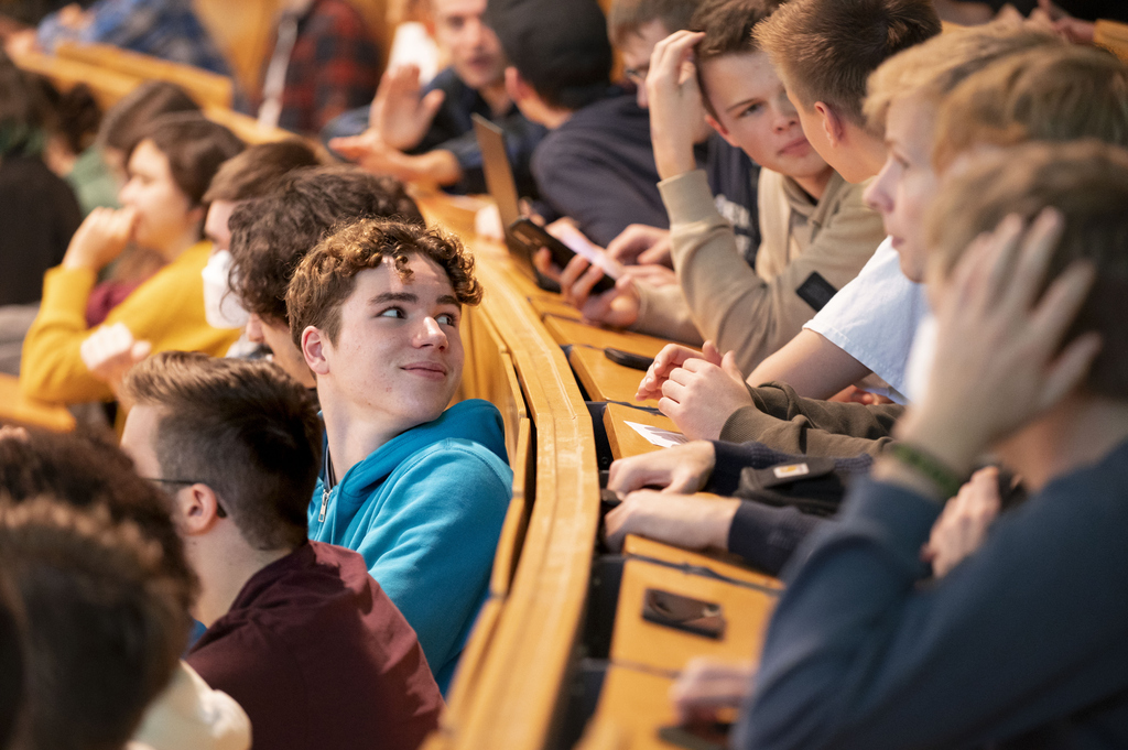 Hörsaal mit jungen Studierenden (Symbolbild)